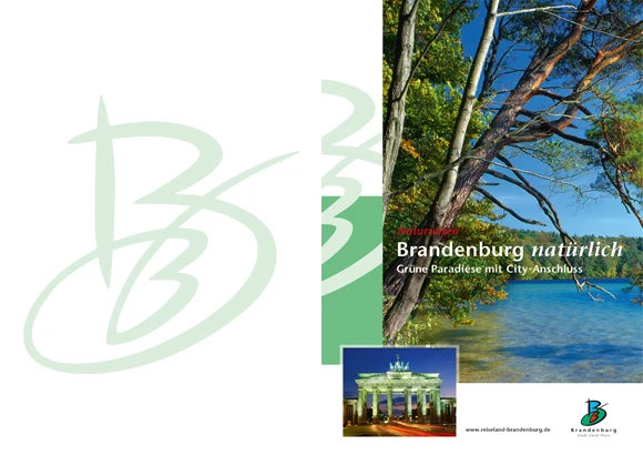Umschlag der Imagebroschüre Brandenburg natürlich mit Seemotiv und Brandenburger Tor