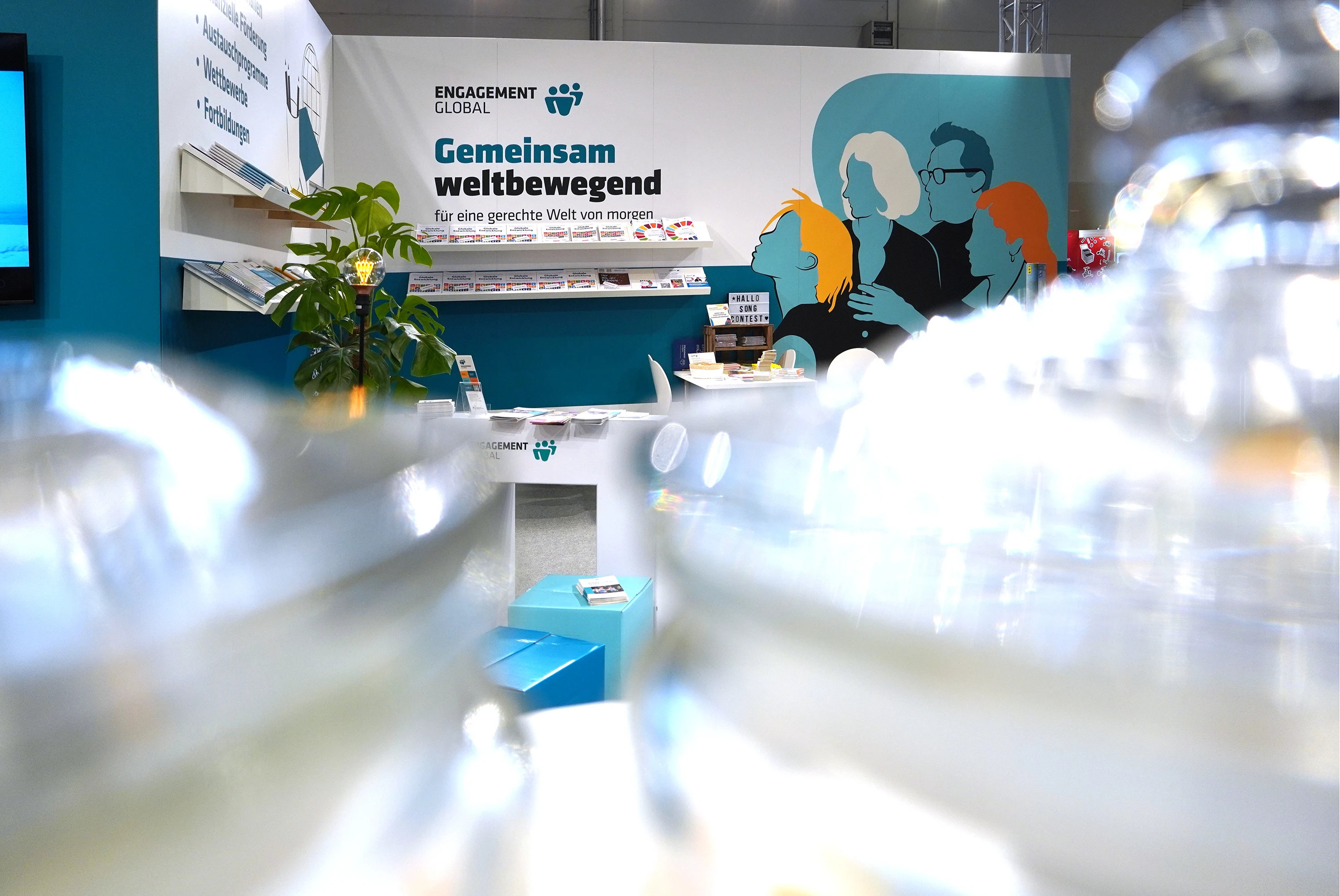 Blick in den Messestand von Engagement Global auf der didacta